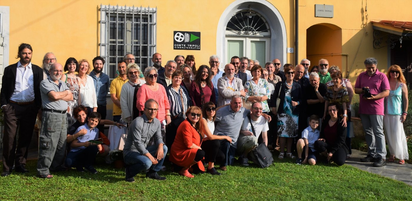 Soci e amici di Corte Tripoli Cinematografica APS davanti alla sede di Pisa